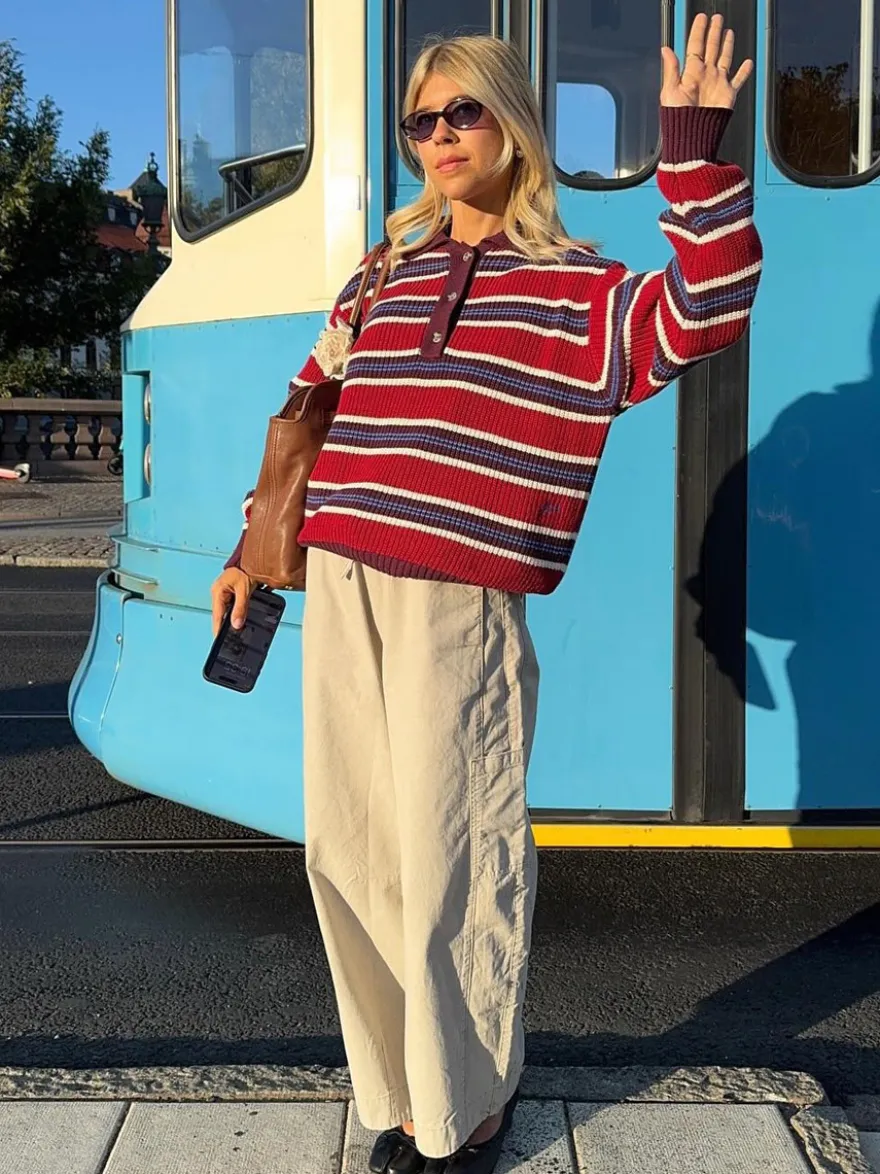 Pull à rayures rétro à col polo pour femme demi-boutonné coupe ample et oversize en maille.