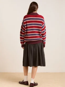 Pull à rayures rétro à col polo pour femme demi-boutonné coupe ample et oversize en maille.