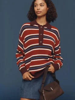 Pull à rayures rétro à col polo pour femme demi-boutonné coupe ample et oversize en maille.