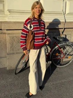 Pull à rayures rétro à col polo pour femme demi-boutonné coupe ample et oversize en maille.