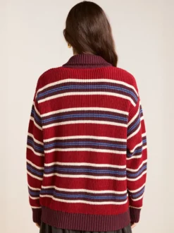Pull à rayures rétro à col polo pour femme demi-boutonné coupe ample et oversize en maille.