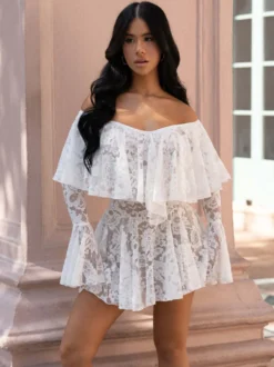 Robe blanche chic mini en dentelle à manches longues et épaules dénudées idéale pour un rendez-vous galant.