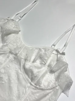 Robe blanche sexy mini dos nu à lacets sans manches col V pour une soirée en amoureux