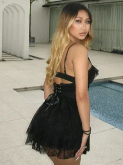 Robe blanche sexy mini dos nu à lacets sans manches col V pour une soirée en amoureux
