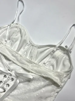 Robe blanche sexy mini dos nu à lacets sans manches col V pour une soirée en amoureux