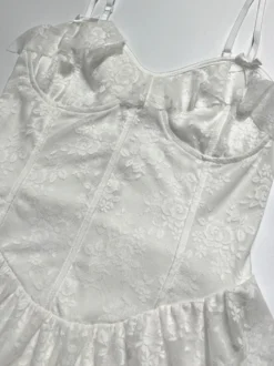 Robe blanche sexy mini dos nu à lacets sans manches col V pour une soirée en amoureux
