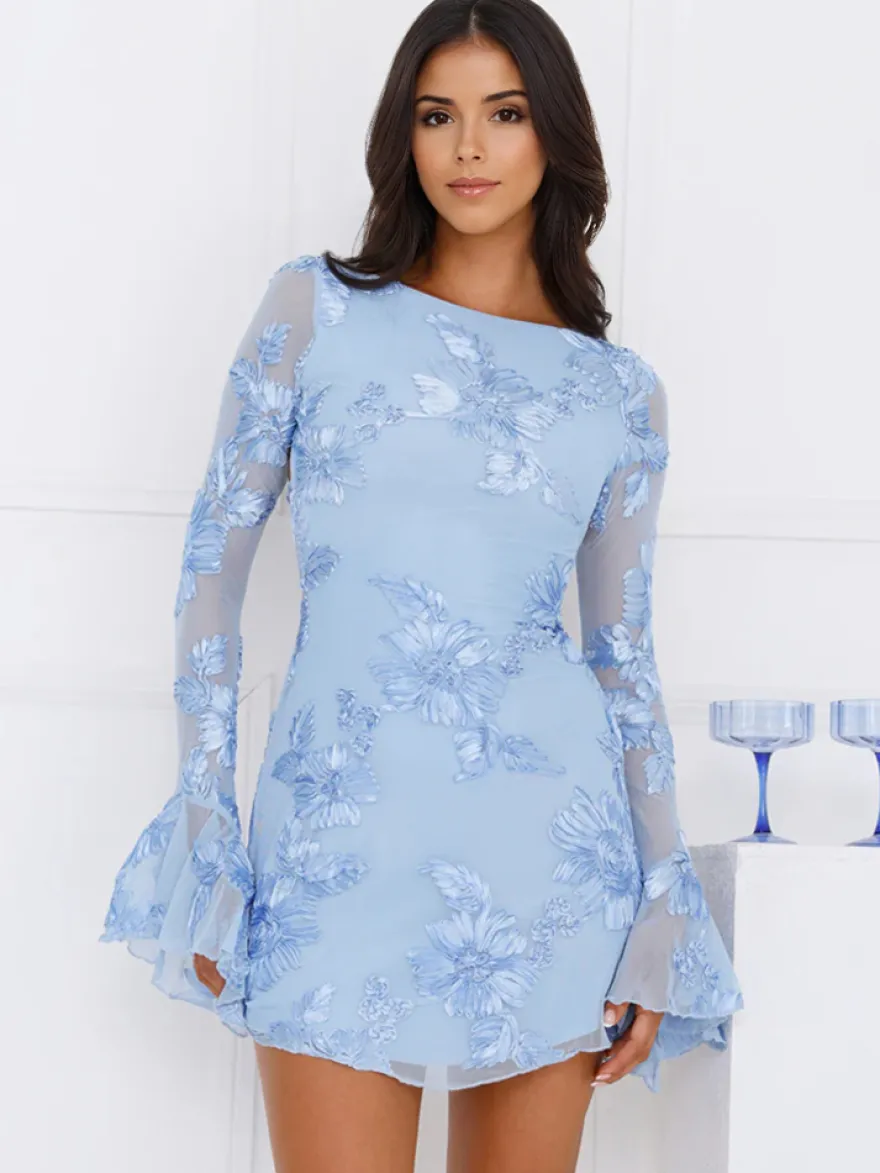 Robe bleu clair brodée de fleurs manches cloche et dos nu automne 2026