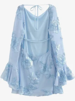 Robe bleu clair brodée de fleurs manches cloche et dos nu automne 2026