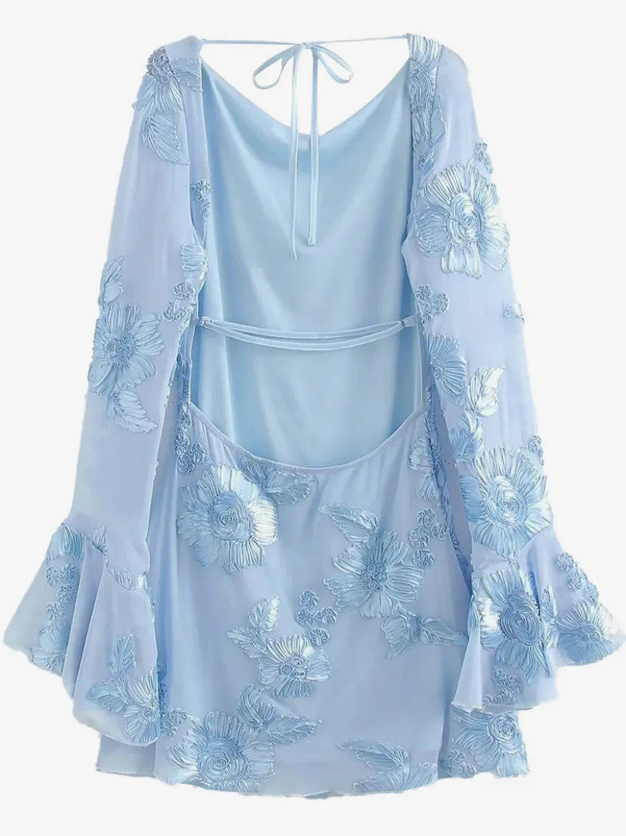 Robe bleu clair brodée de fleurs manches cloche et dos nu automne 2026