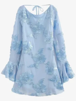 Robe bleu clair brodée de fleurs manches cloche et dos nu automne 2026