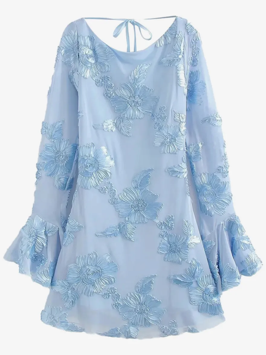 Robe bleu clair brodée de fleurs manches cloche et dos nu automne 2026