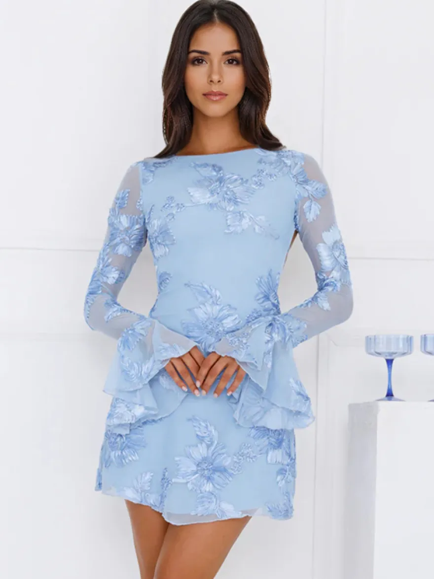 Robe bleu clair brodée de fleurs manches cloche et dos nu automne 2026