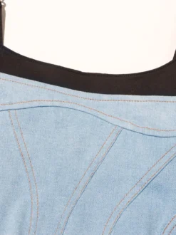 Robe bleue mini sans manches à col rond et taille haute idéale pour tous les jours.
