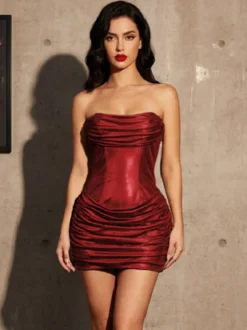 Robe bustier bordeaux froncée élégante et parfaite pour une soirée entre amis.