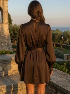 Robe-chemise courte en satin marron à col montant et manches lanternes pour femme 2026