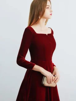 Robe cocktail col carré manche longue zip sur dos avec laçage