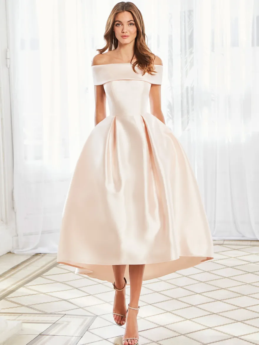 Robe cocktail courte élégante en satin à épaules dénudées longueur thé.