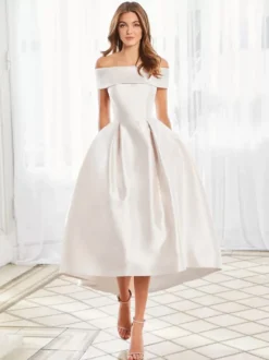 Robe cocktail courte élégante en satin à épaules dénudées longueur thé.