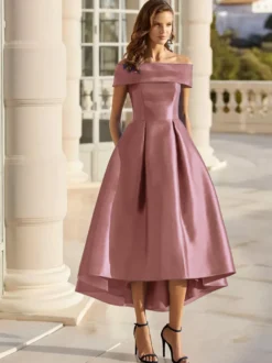Robe cocktail courte élégante en satin à épaules dénudées longueur thé.