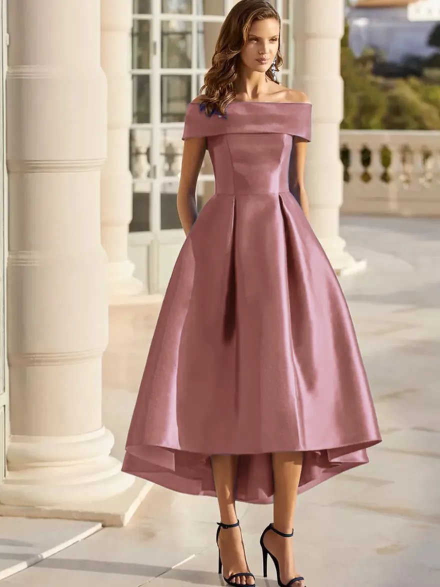 Robe cocktail courte élégante en satin à épaules dénudées longueur thé.
