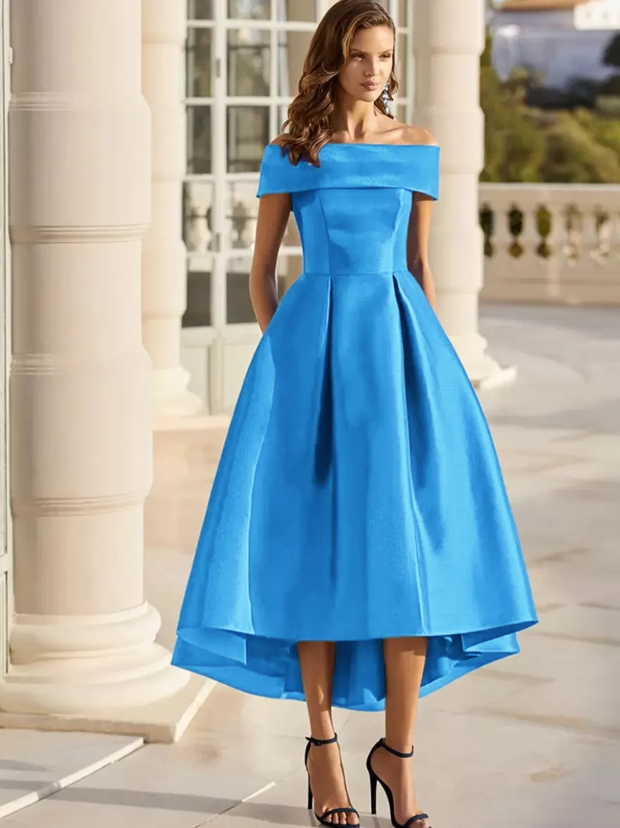 Robe cocktail courte élégante en satin à épaules dénudées longueur thé.