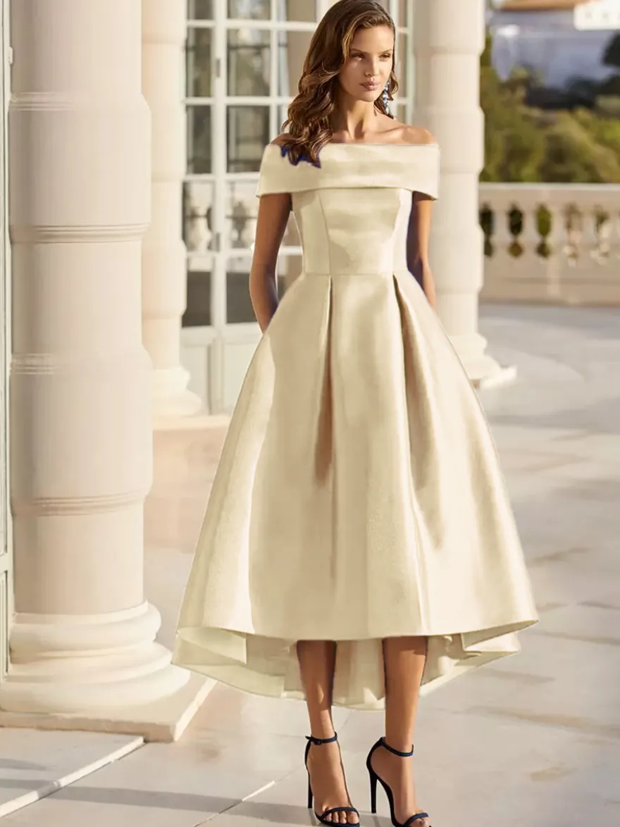 Robe cocktail courte élégante en satin à épaules dénudées longueur thé.