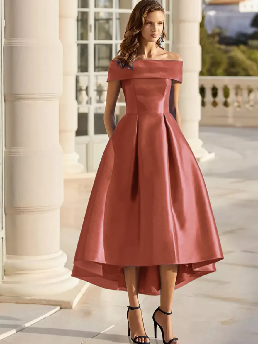Robe cocktail courte élégante en satin à épaules dénudées longueur thé.