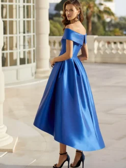 Robe cocktail courte élégante en satin à épaules dénudées longueur thé.