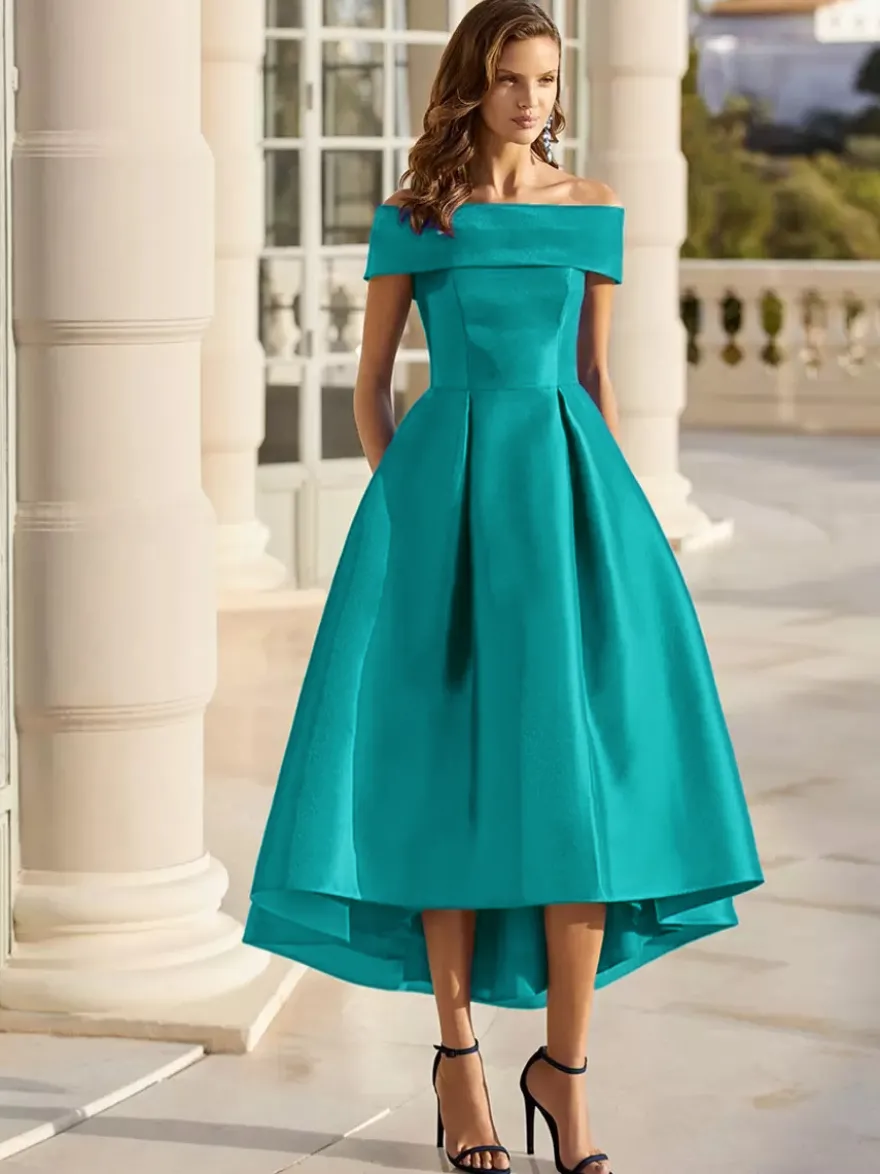 Robe cocktail courte élégante en satin à épaules dénudées longueur thé.