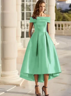 Robe cocktail courte élégante en satin à épaules dénudées longueur thé.