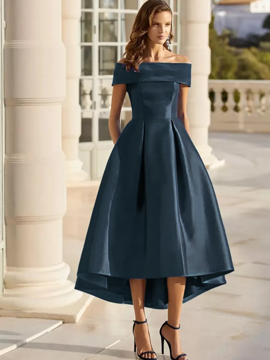Robe cocktail courte élégante en satin à épaules dénudées longueur thé.