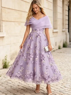 Robe cocktail élégante en dentelle coupe trapèze longueur cheville col en V idéale pour une invitée de mariage.