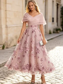Robe cocktail élégante en dentelle coupe trapèze longueur cheville col en V idéale pour une invitée de mariage.