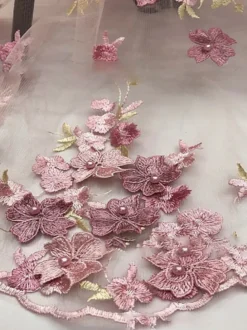 Robe cocktail élégante en dentelle coupe trapèze longueur cheville col en V idéale pour une invitée de mariage.