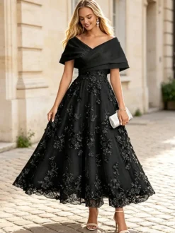 Robe cocktail élégante en dentelle coupe trapèze longueur cheville col en V idéale pour une invitée de mariage.