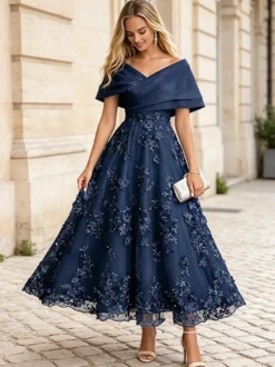 Robe cocktail élégante en dentelle coupe trapèze longueur cheville col en V idéale pour une invitée de mariage.