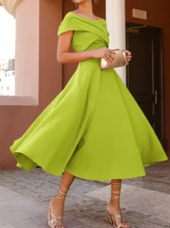 Robe cocktail élégante longueur thé coupe trapèze épaules dénudées plissée en crêpe stretch