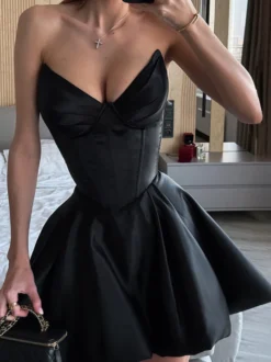 Robe corset en satin pour femme - Robe noire gothique bustier cœur sans manches à baleines - Idéale pour une fête d'anniversaire d'été 2026
