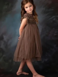 Robe cortège enfant boho robe cérémonie enfant en coton mélangé découpée décolleté conçu sans manches marron