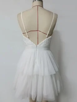 Robe courte blanche à col en V et fleurs pour soirée 2026