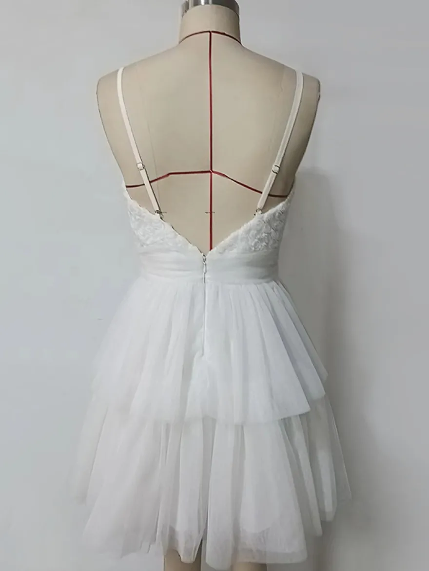 Robe courte blanche à col en V et fleurs pour soirée 2026
