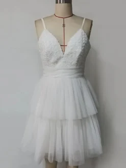 Robe courte blanche à col en V et fleurs pour soirée 2026