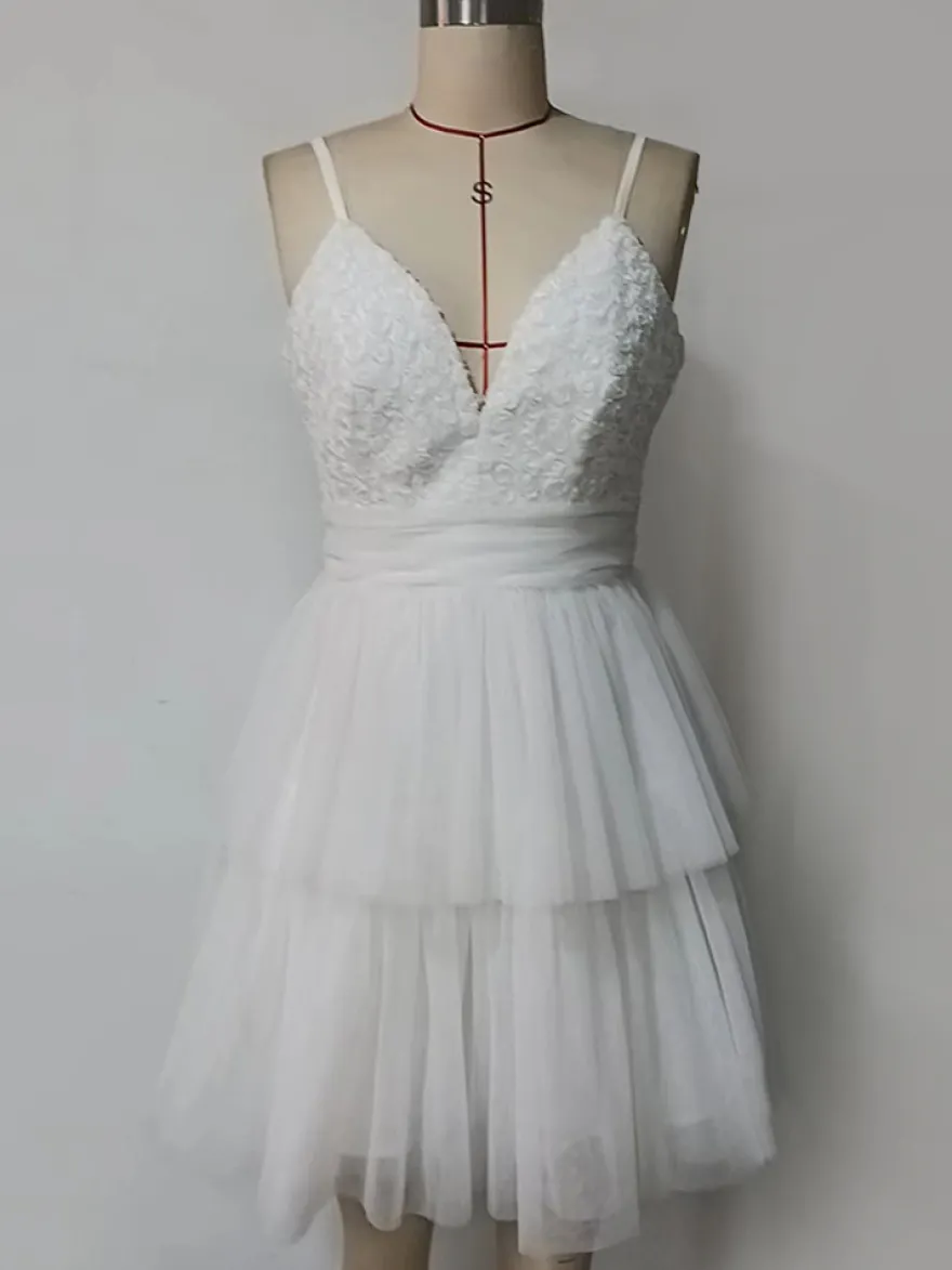 Robe courte blanche à col en V et fleurs pour soirée 2026