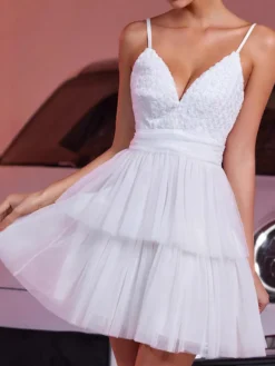 Robe courte blanche à col en V et fleurs pour soirée 2026