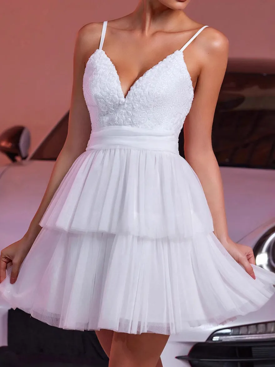 Robe courte blanche à col en V et fleurs pour soirée 2026
