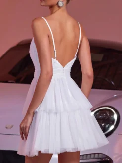 Robe courte blanche à col en V et fleurs pour soirée 2026