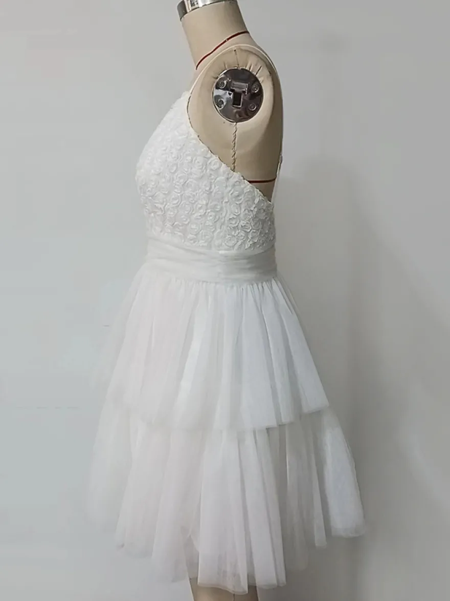 Robe courte blanche à col en V et fleurs pour soirée 2026
