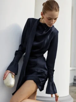 Robe courte en satin bleu marine pour femme - Élégante robe à col montant froncé et manches évasées - Idéale pour un cocktail de printemps 2026
