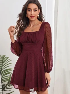 Robe Courte Femme en Mousseline à Col Carré avec Manches Longues Amples Coupe Cintrée Bas Evasée Unicolore