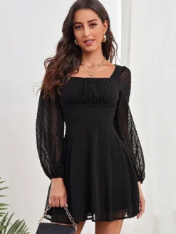 Robe Courte Femme en Mousseline à Col Carré avec Manches Longues Amples Coupe Cintrée Bas Evasée Unicolore